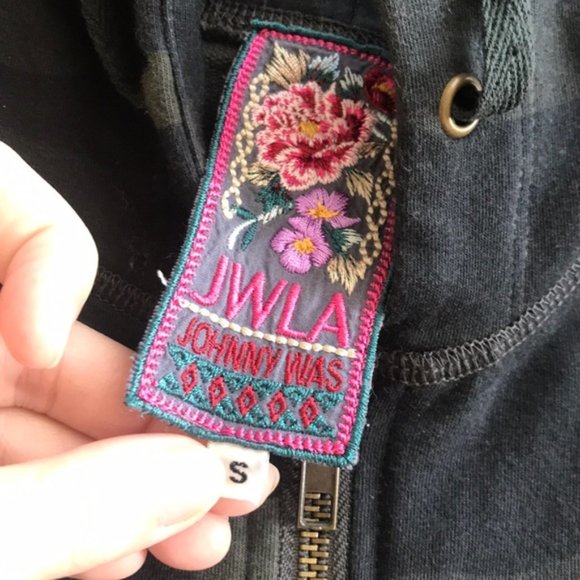 50% OFF Johnny Was camo embroidered raglan hoodie - Picture 8 of 8